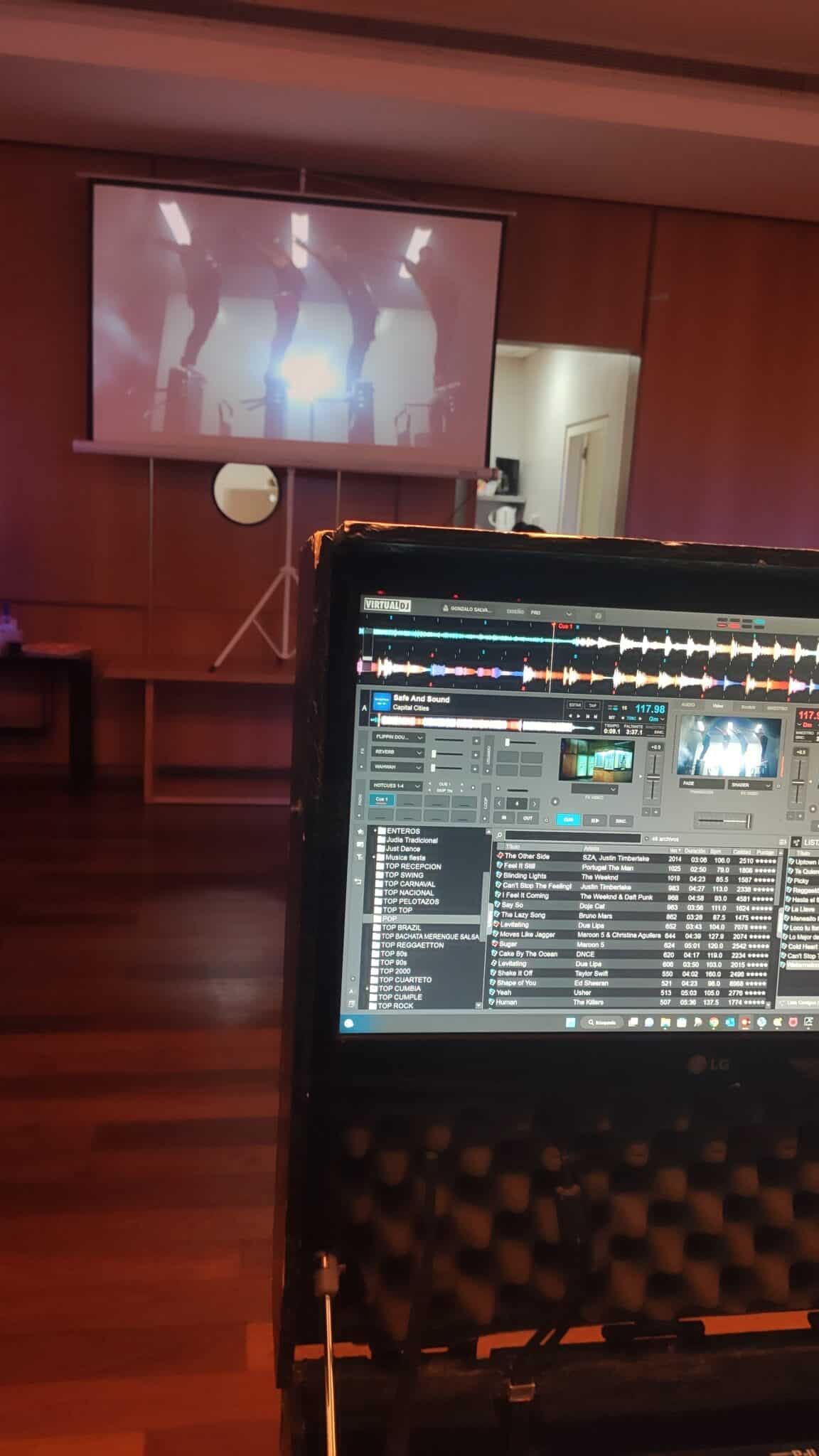 Pantalla y proyector de karaoke montados en evento