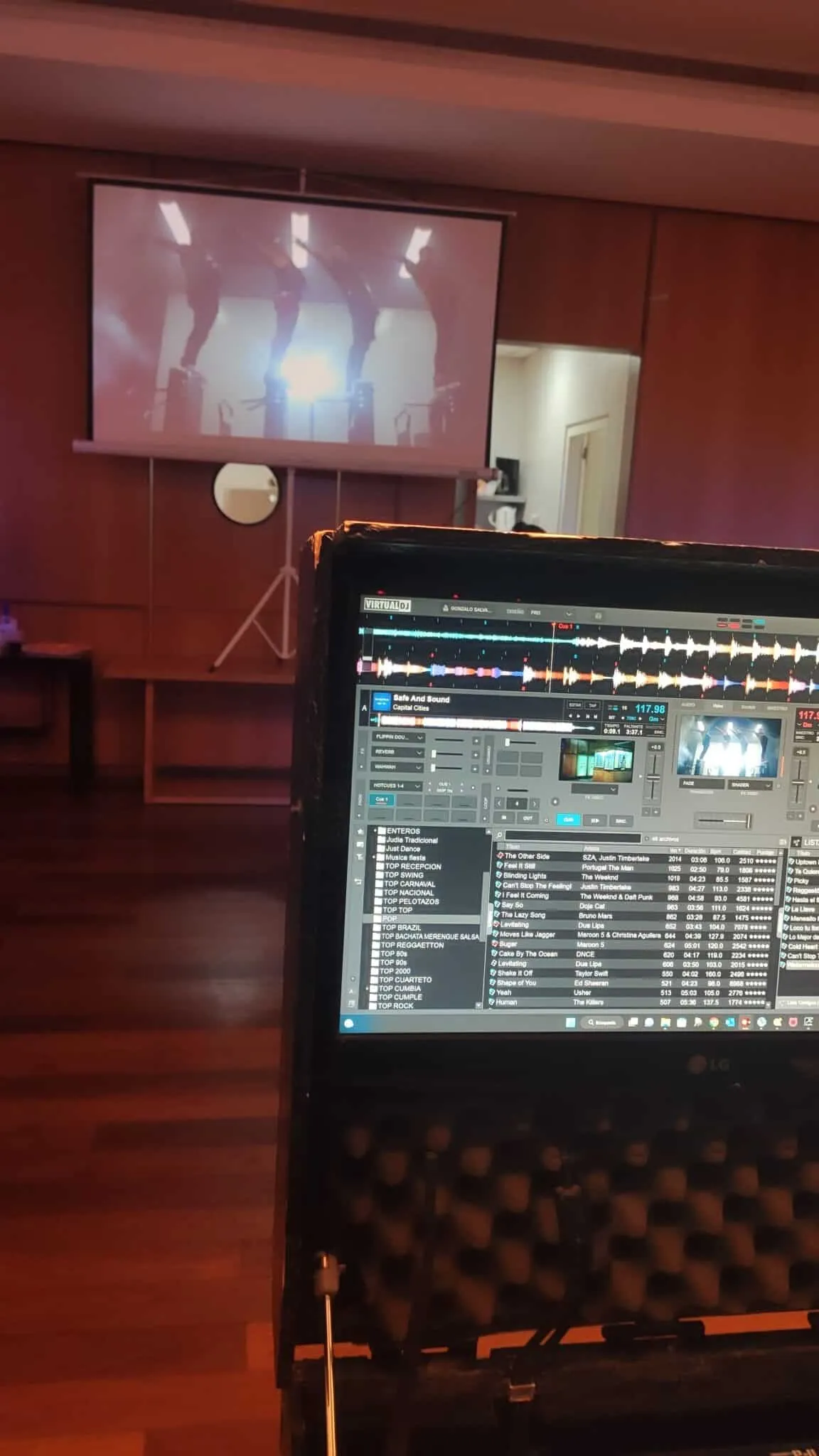 Pantalla y proyector de karaoke montados en evento