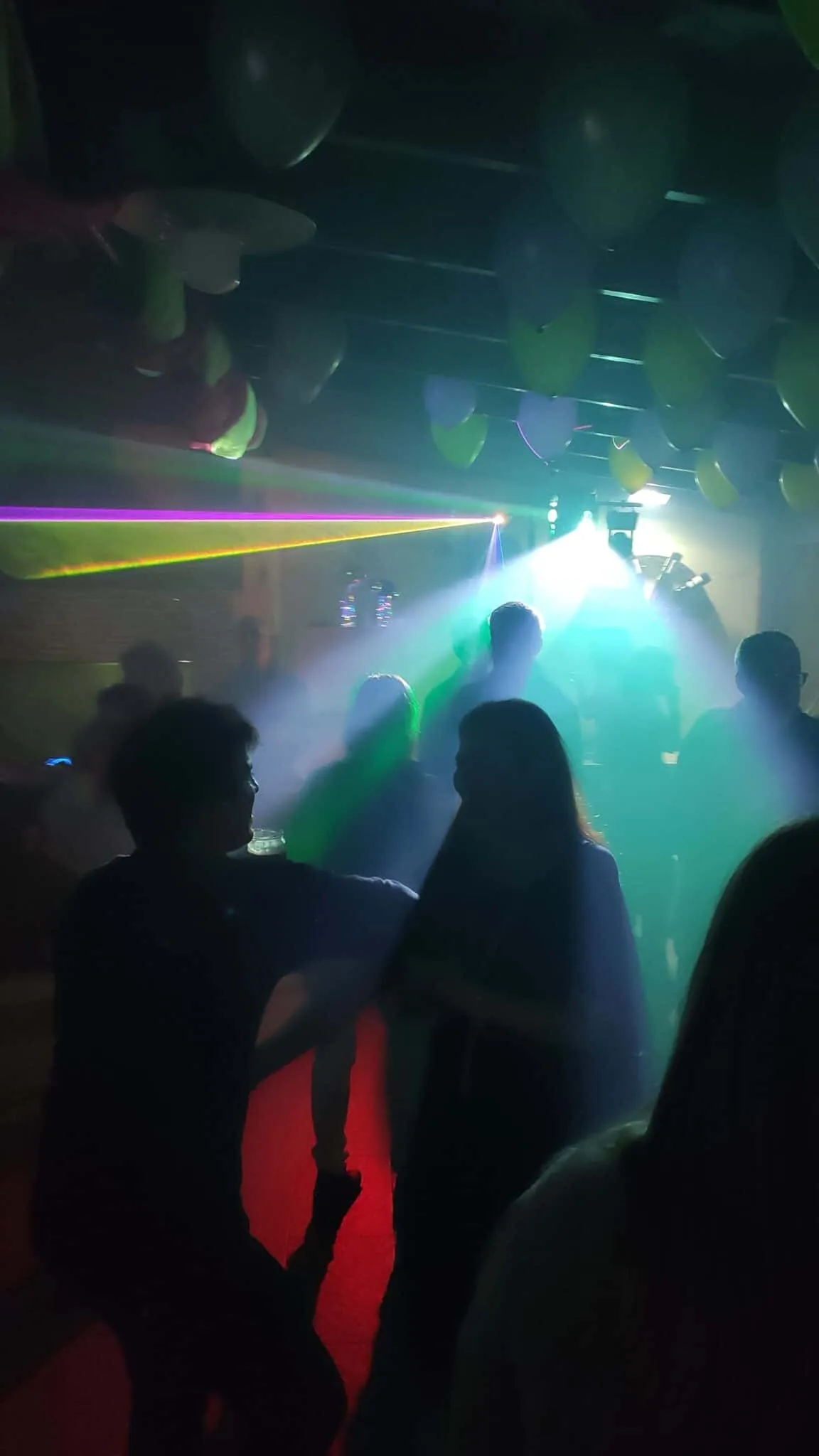 Luces robóticas de colores durante fiesta con karaoke