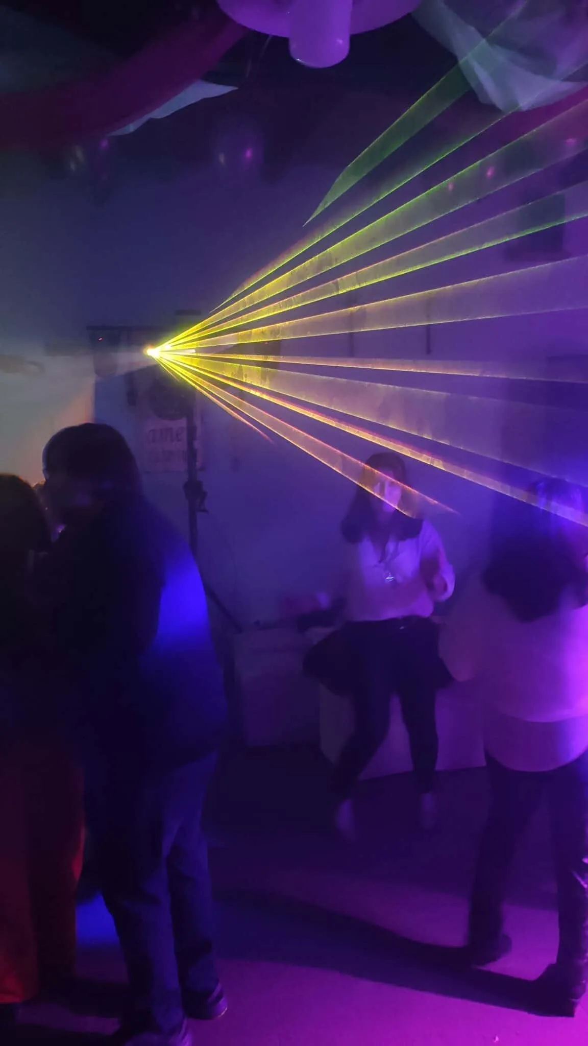 Luces robóticas profesionales en show de karaoke