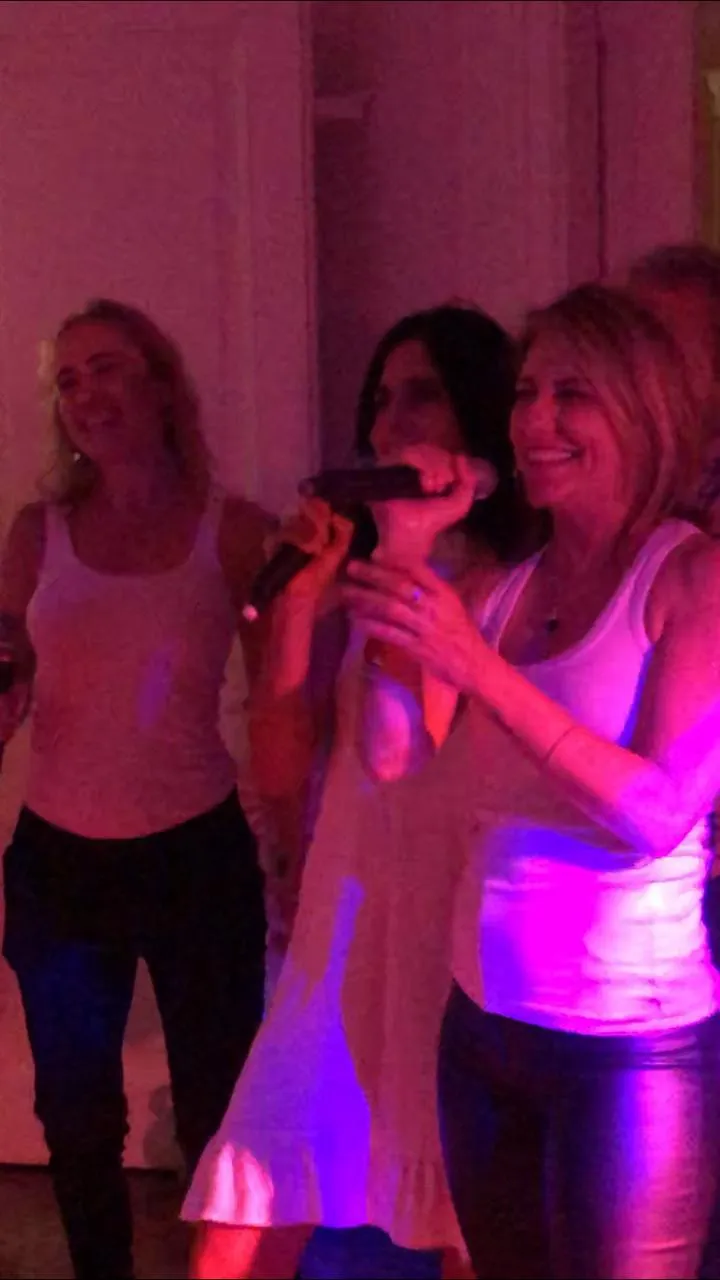Invitados cantando en show de karaoke a domicilio en Buenos Aires